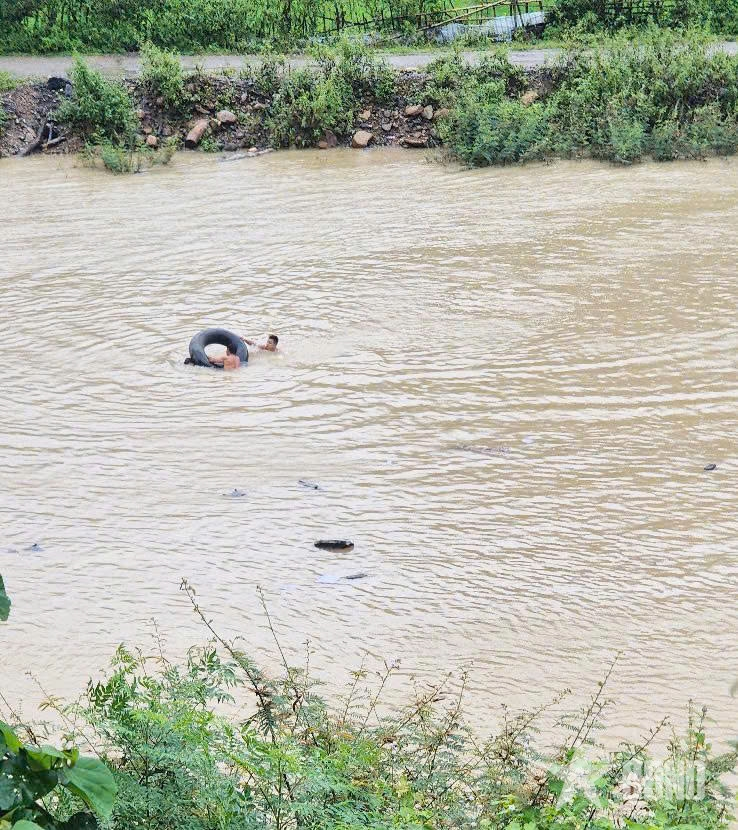 Chiến sĩ dân quân dũng cảm cứu người giữa dòng nước